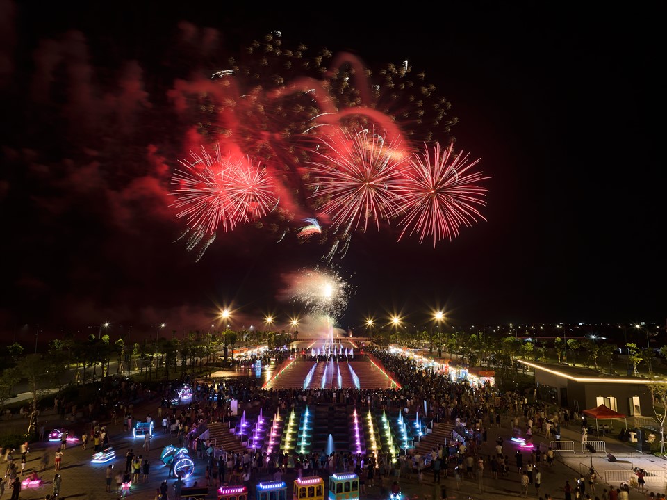 Sau khi vui chơi ở Sun World Ha Nam, du khách có thể thưởng thức những màn pháo hoa tại Quảng trường Công viên lễ hội (thuộc KĐS Sun Urban City).