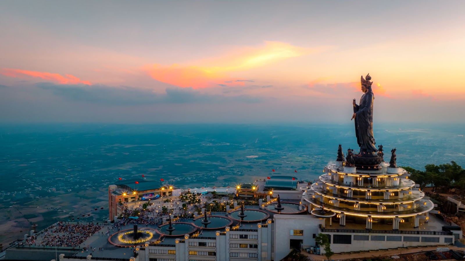  Tượng Phật Bà Tây Bổ Đà Sơn trên đỉnh núi Bà Đen. Ảnh: Sun World Ba Den Mountain