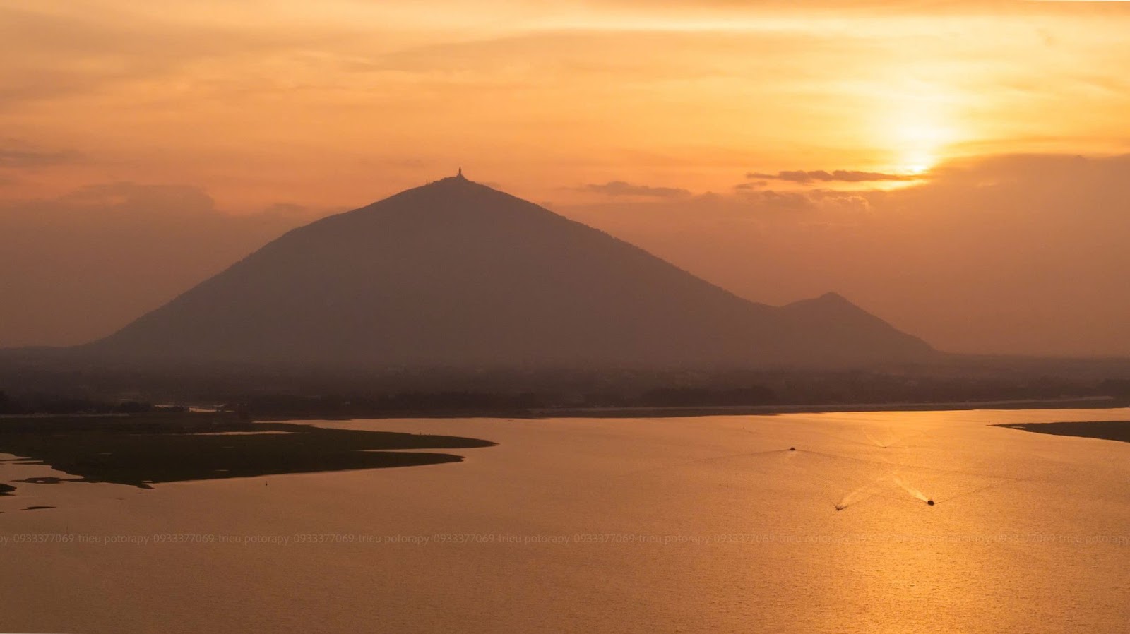  Núi Bà Đen nhìn từ hồ Dầu Tiếng. Ảnh: Hải Triều