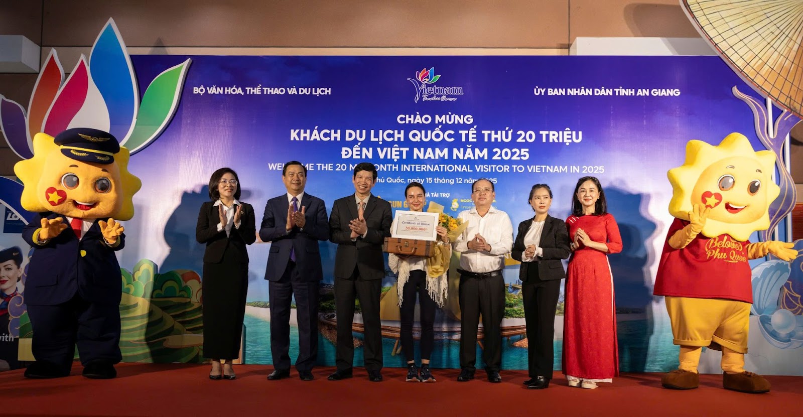  Provincial People’s Committee, the Ministry of Culture, Sports and Tourism, together with business representatives, welcomed the lucky 20 millionth international visitor.