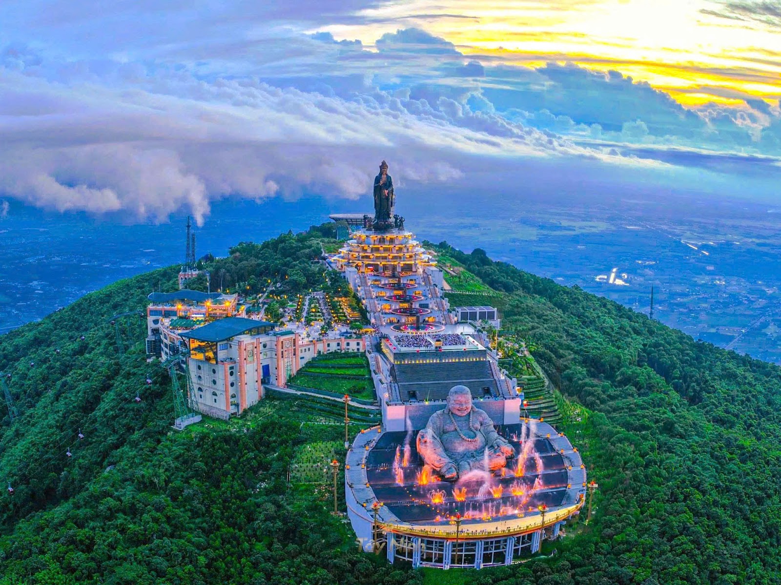  Không gian linh thiêng trên đỉnh núi.