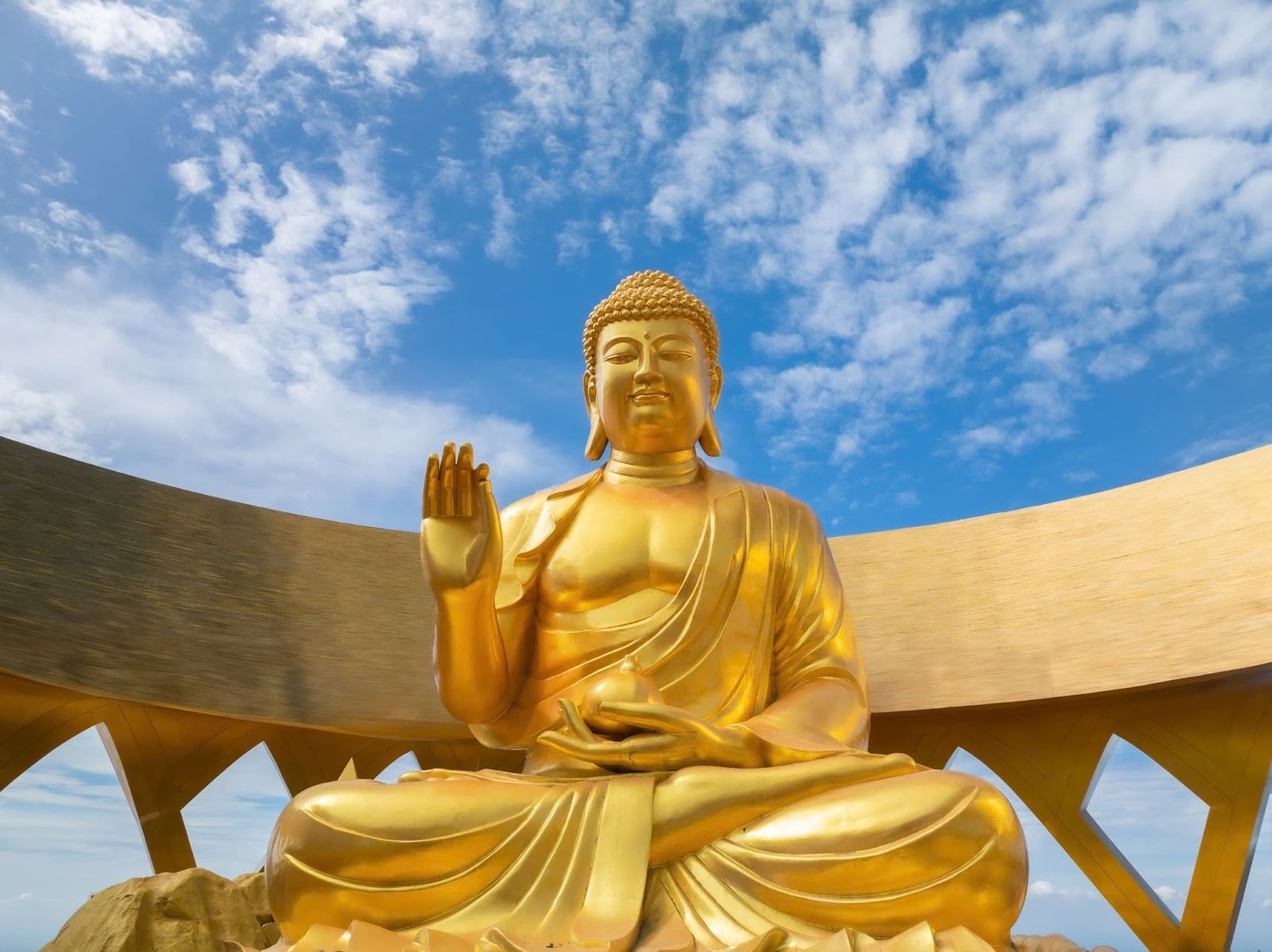  Tượng Đức Phật Câu Na Hàm tọa lạc trong Vườn Ưu Đàm.