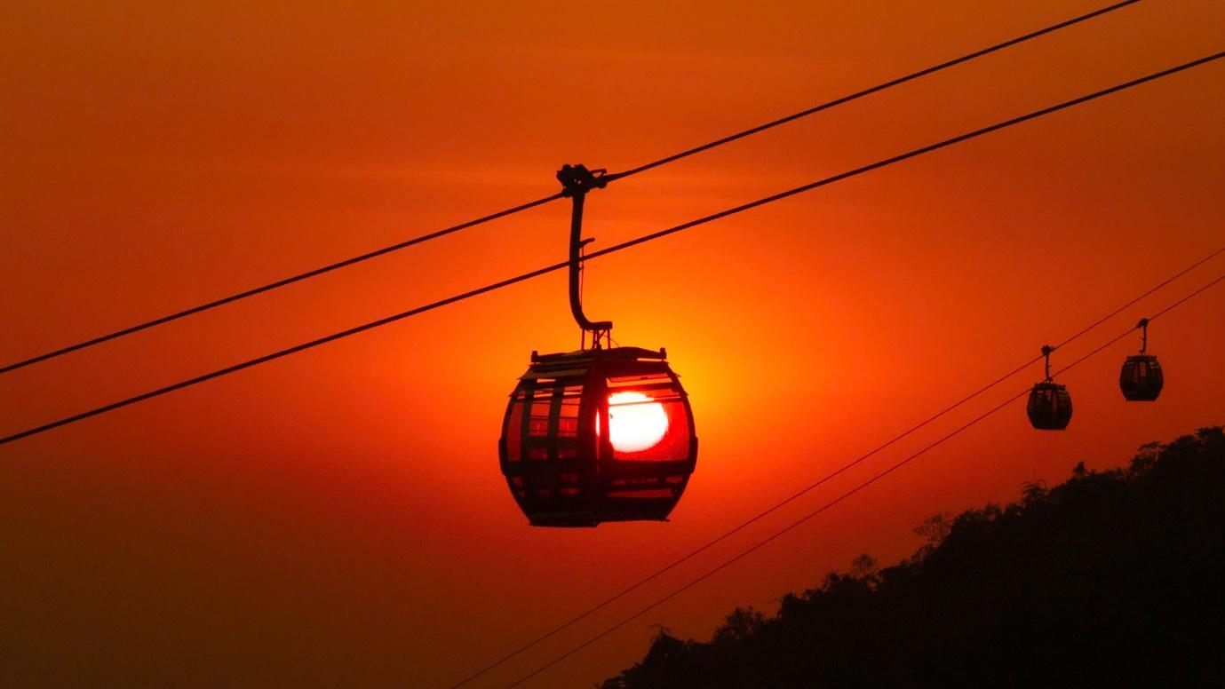  Cáp treo núi Bà Đen như đang chở theo ánh hoàng.