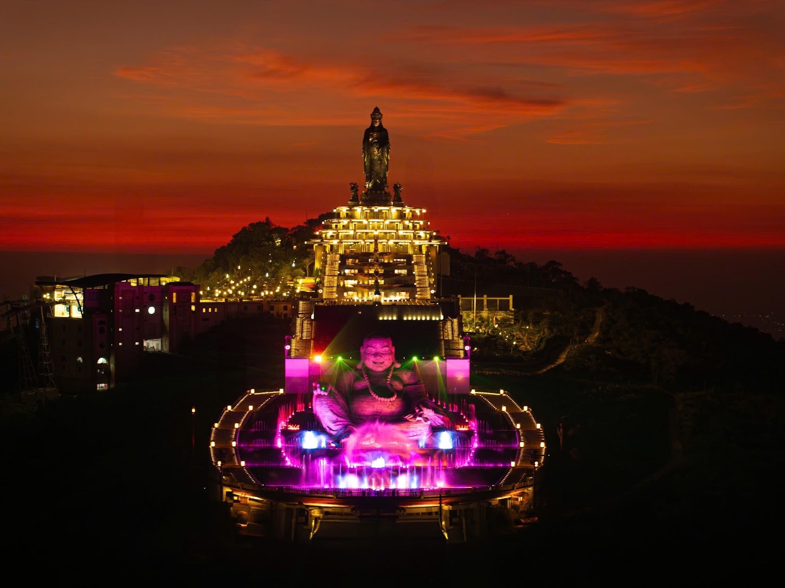  Toàn cảnh sắc độ hoàng hôn siêu thực bao trùm đỉnh núi Bà Đen sau hoàng hôn