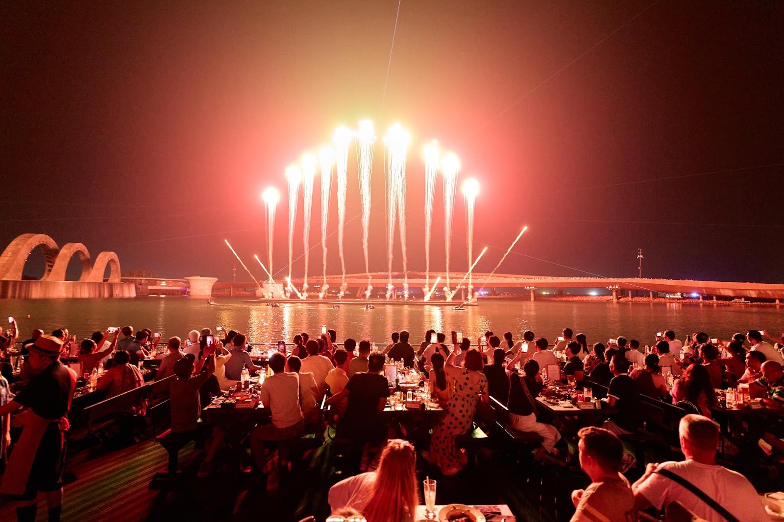  Các show diễn nghệ thuật đẳng cấp thường xuyên được tổ chức tại Thị trấn Hoàng Hôn (Sunset Town).