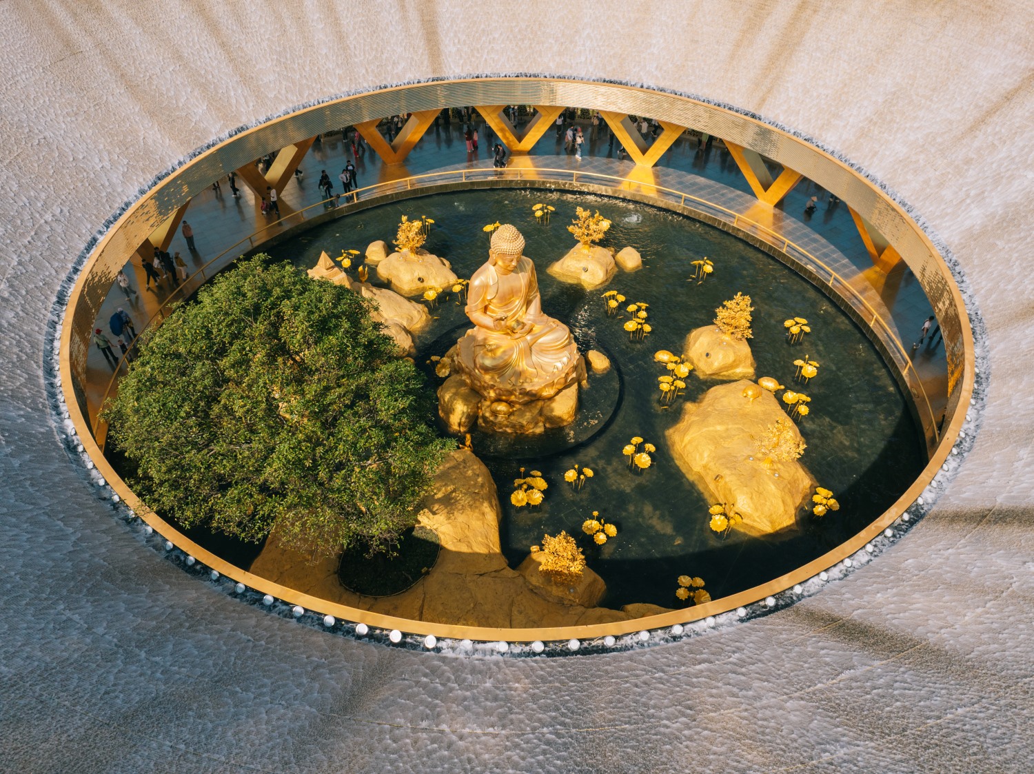  Tôn tượng Đức Phật Câu Na Hàm Mâu Ni – “Đấng đến từ Vàng” – tọa lạc tại nơi cao nhất đỉnh núi.