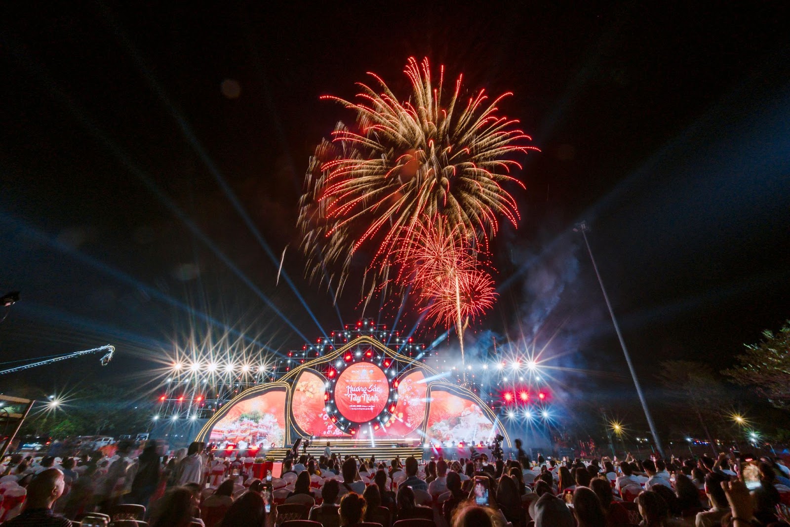  Những màn pháo hoa rực rỡ bầu trời đầu xuân Tây Ninh. 