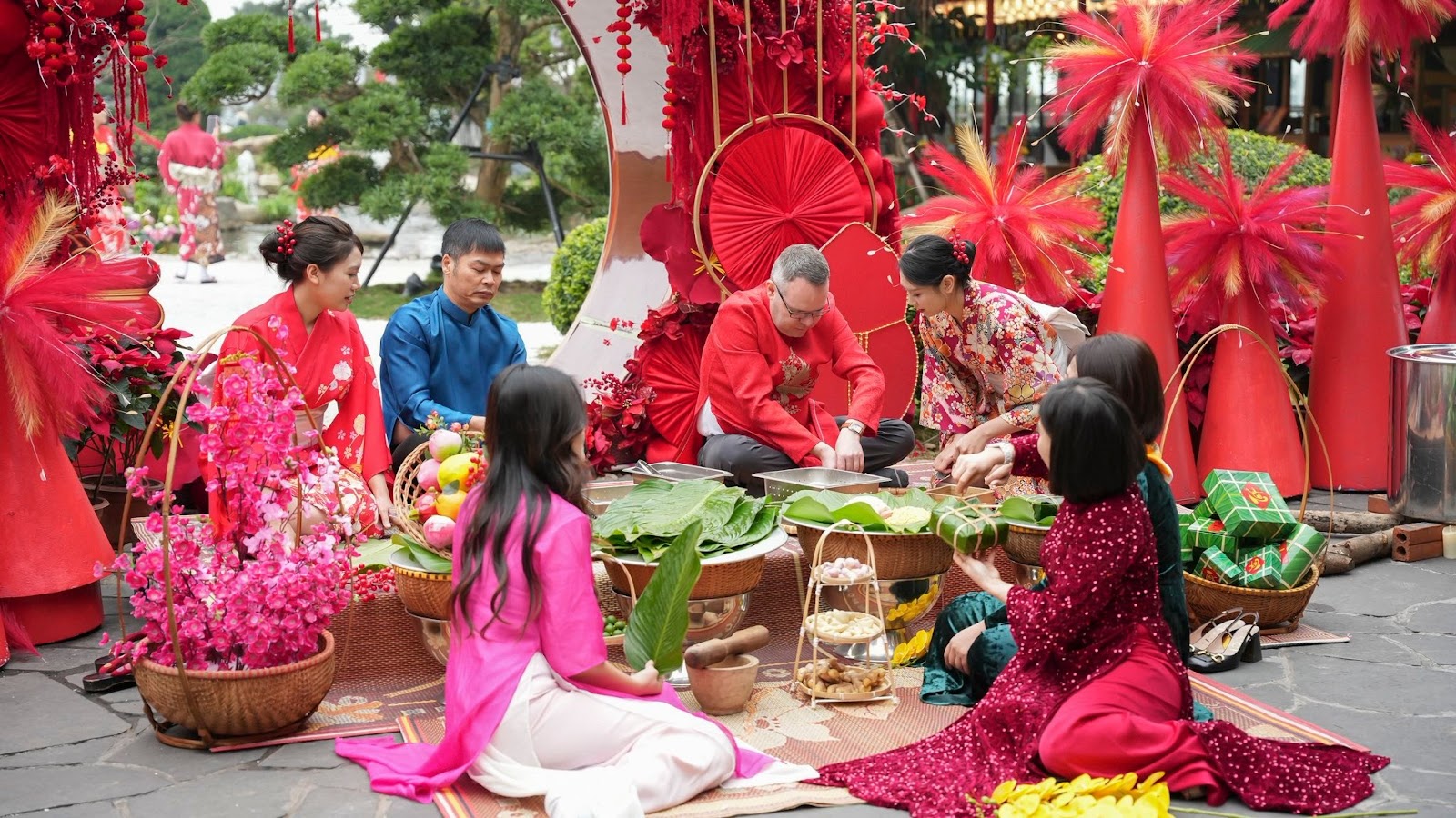 Du khách quốc tế trải nghiệm gói bánh chưng.