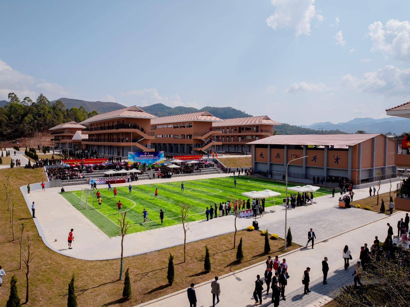  Ngôi trường mới khang trang, hiện đại. Ảnh: Ánh Dương