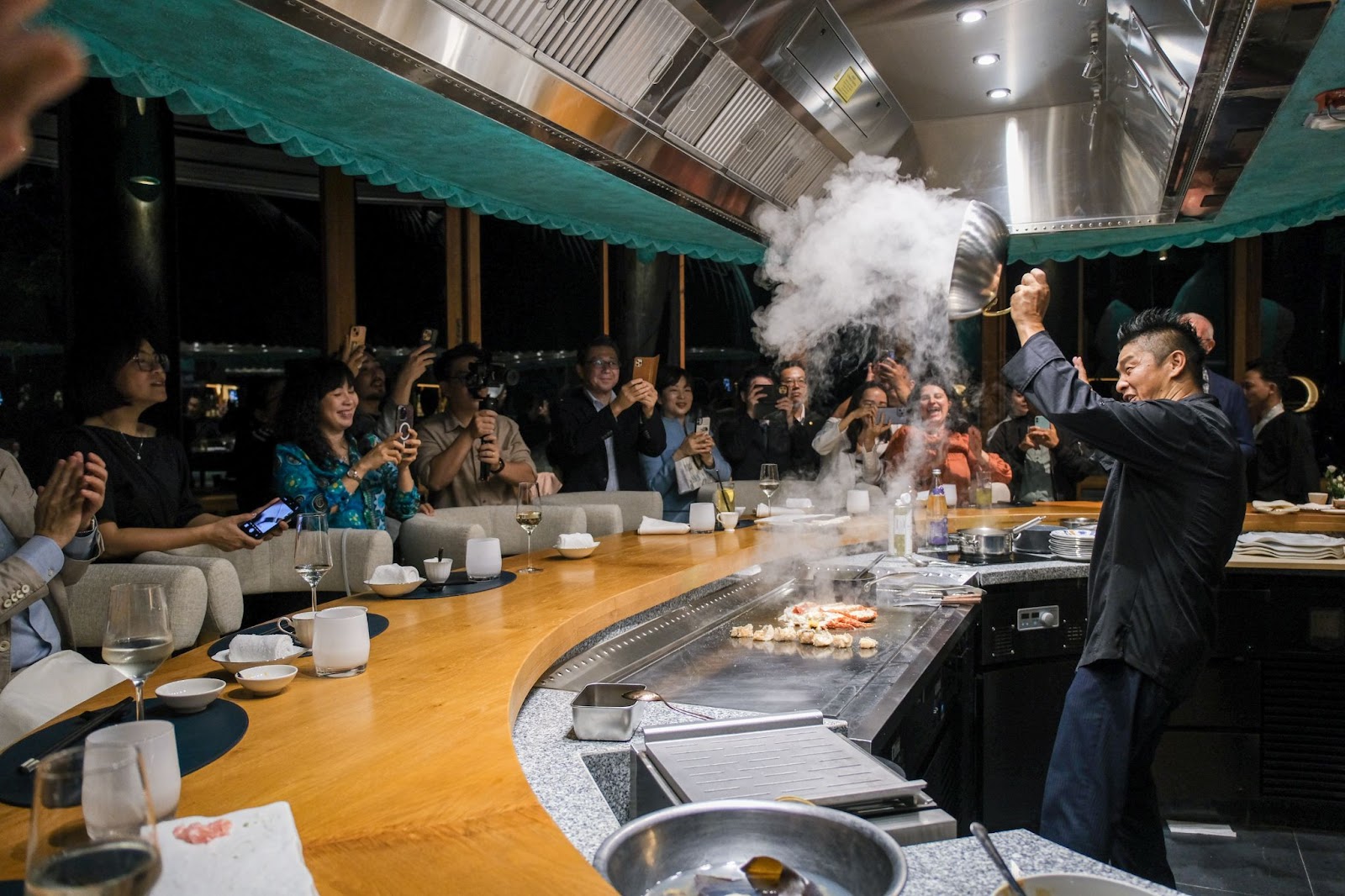 Thực khách thích thú với trải nghiệm ẩm thực tựa biểu diễn ảo thuật tại nhà hàng Tingara