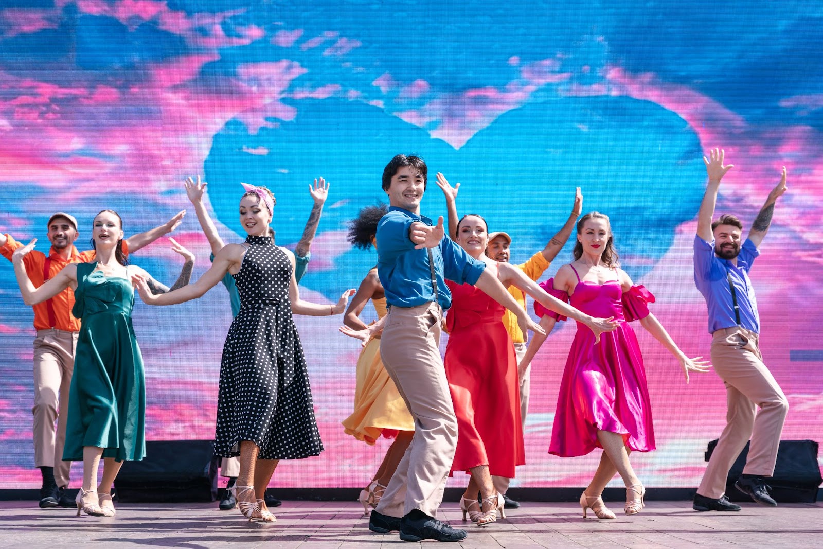  Du khách có thể thong thả thưởng thức trọn vẹn mọi show diễn và hoạt động hội xuân trên đỉnh Bà Nà với tấm vé 72 giờ