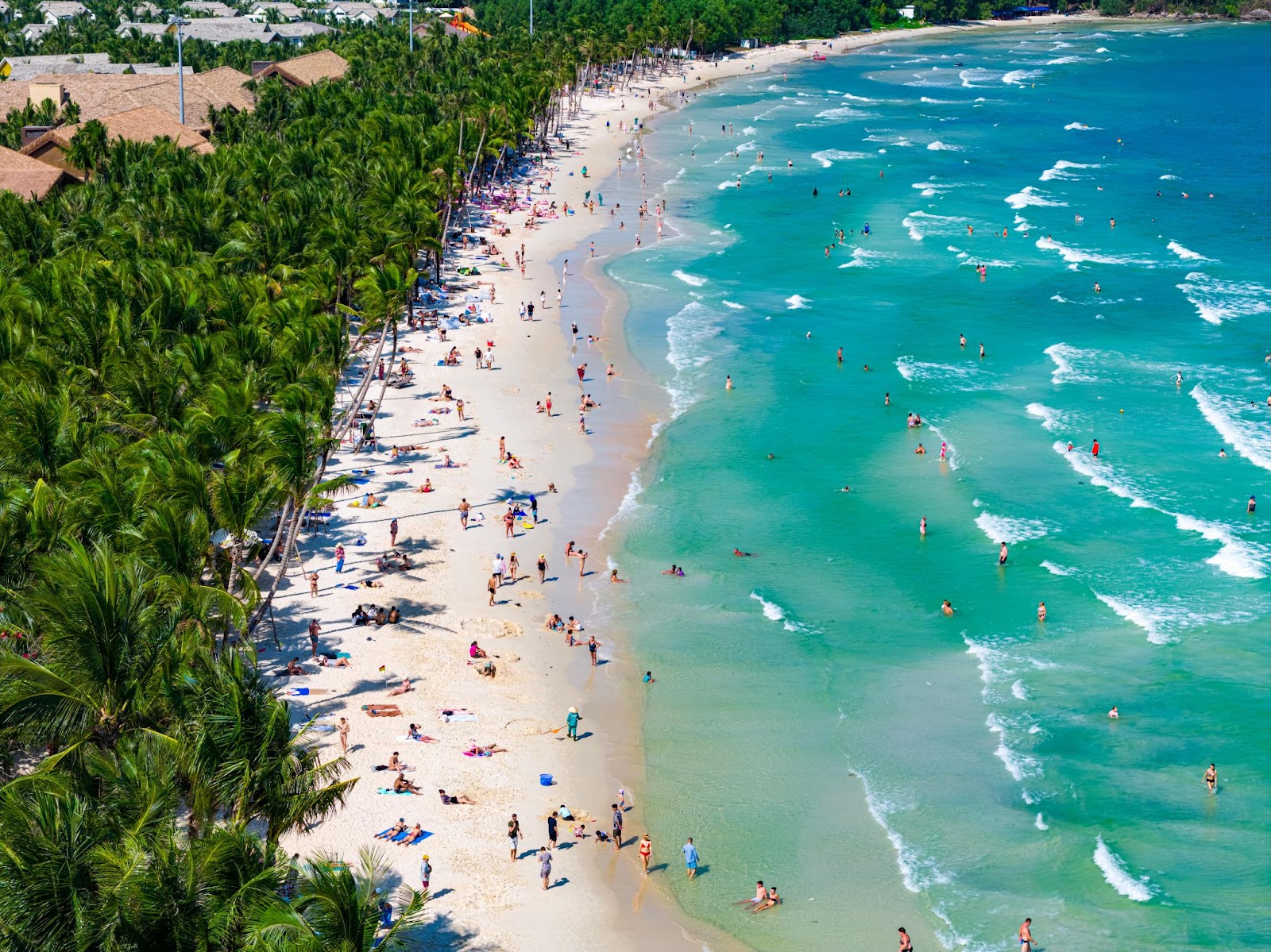 Dải cát trắng mịn và làn nước xanh ngọc làm nên sức hút riêng của Bãi Kem.