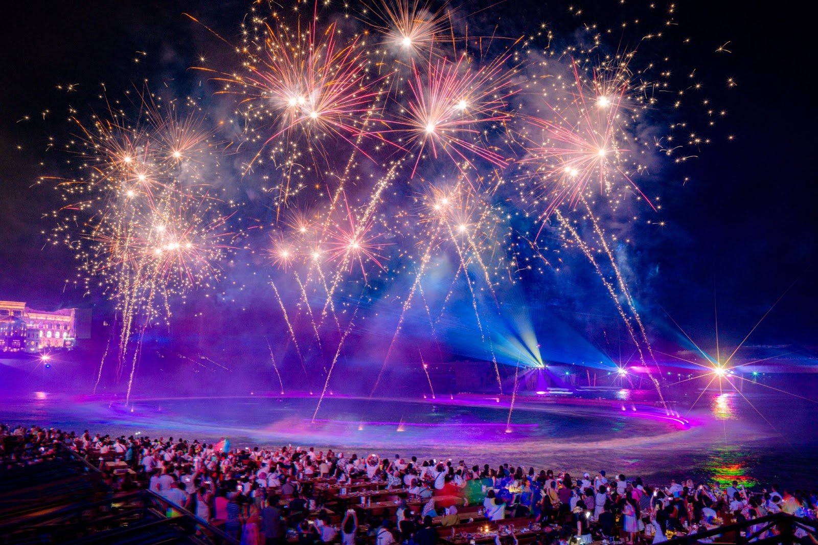 Hai màn pháo hoa nghệ thuật thắp sáng Thị trấn Hoàng hôn mỗi đêm.