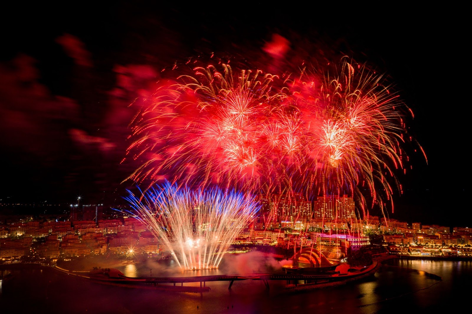 Vốn chỉ được dành cho những dịp đặc biệt, Phú Quốc đã biến pháo hoa trở thành nhịp điệu quen thuộc và “chữ ký thị giác” của nơi đây khi màn đêm buông xuống