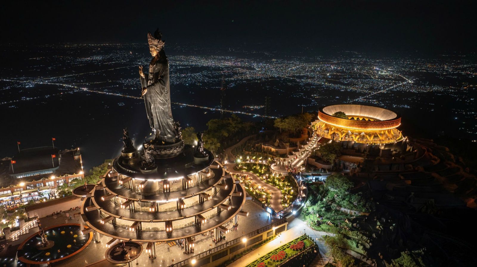 Khung cảnh về đêm linh thiêng trên đỉnh núi Bà. Ảnh: Sun World Ba Den Mountain