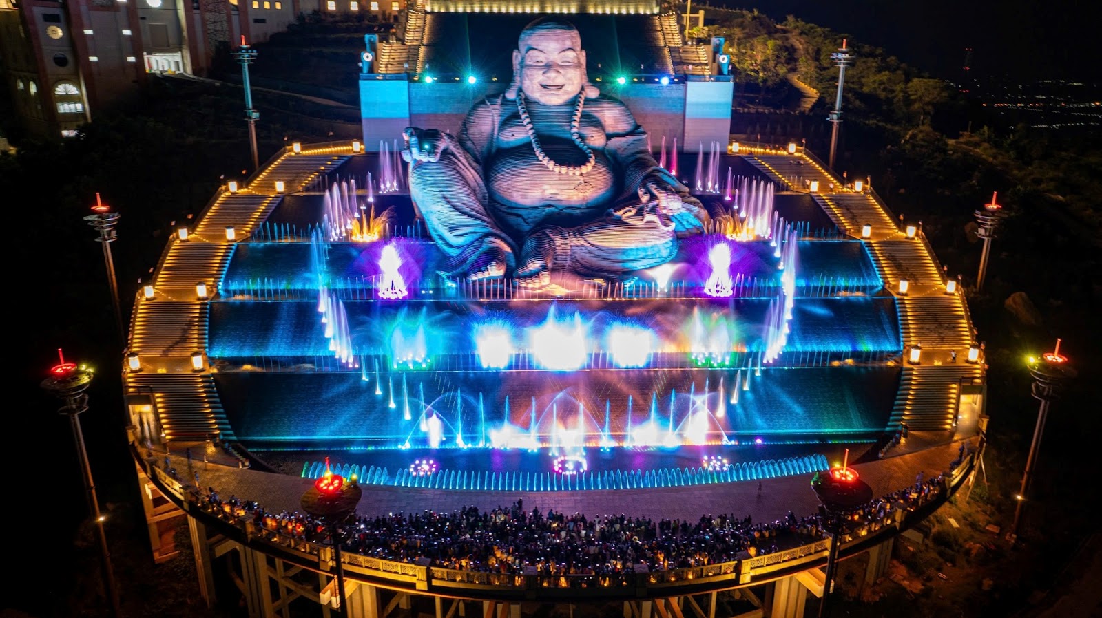 Show nhạc nước trước tôn tượng Bồ Tát Di Lặc mang đến sắc màu huyền ảo cho núi Bà Đen về đêm. Ảnh: Sun World Ba Den Mountain