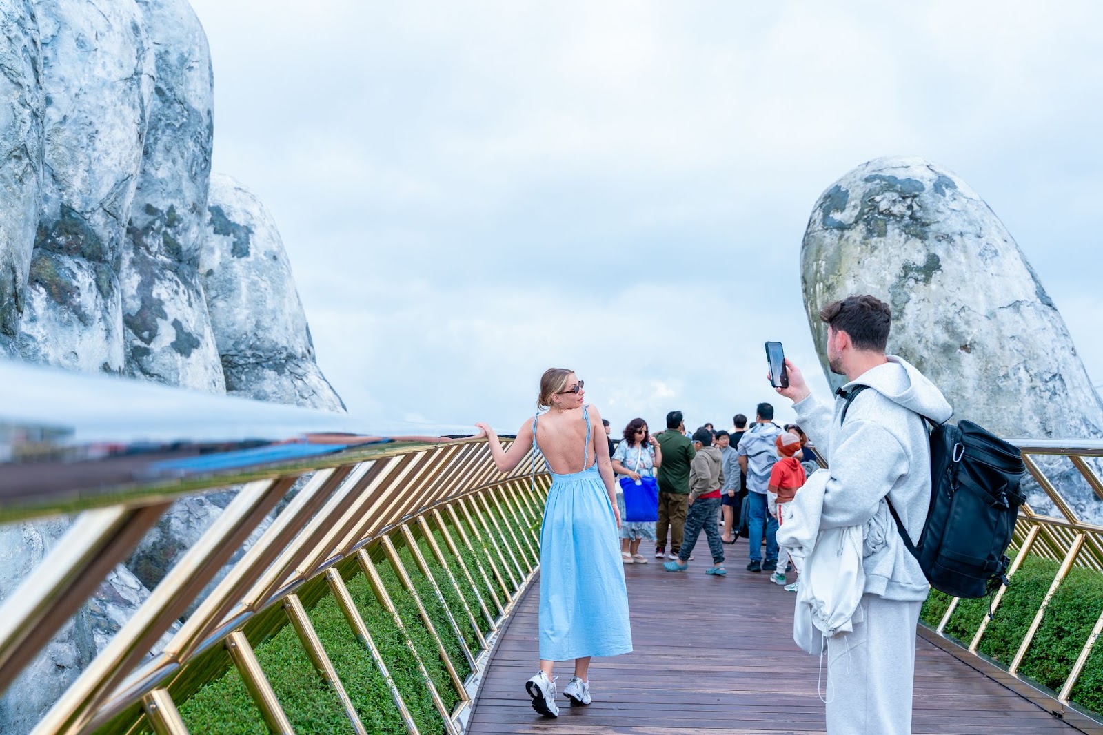  “Dạo bước trên mây” và check-in tại Cầu Vàng đã trở thành một trải nghiệm “must-try” khi du lịch Đà Nẵng