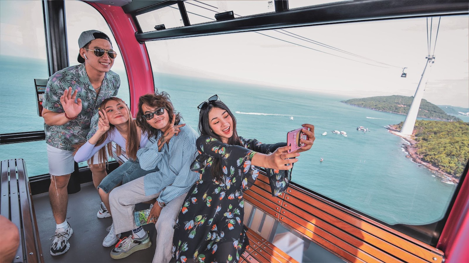 Cáp treo Hòn Thơm - cáp treo 3 dây dài nhất thế giới - là trải nghiệm được rất nhiều báo chí quốc tế ca ngợi