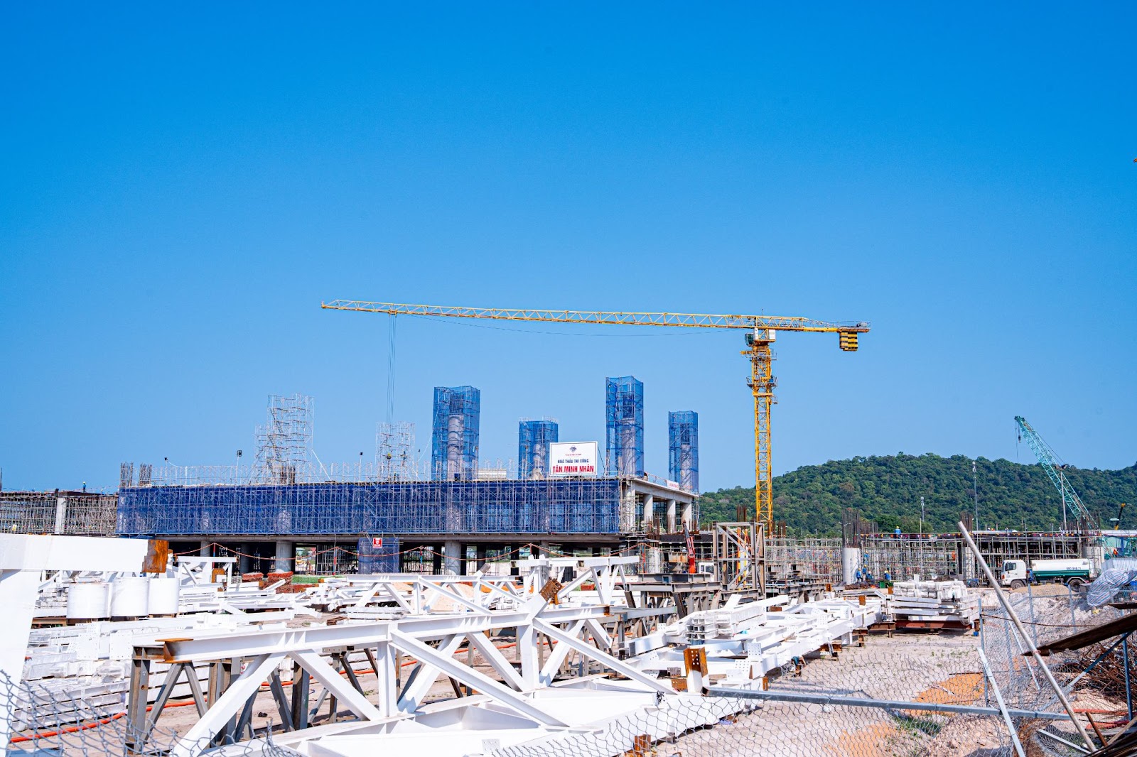  Kết cấu thép mái nhà ga T2 Cảng Hàng không Quốc tế Phú Quốc tập hợp tại công trình. 