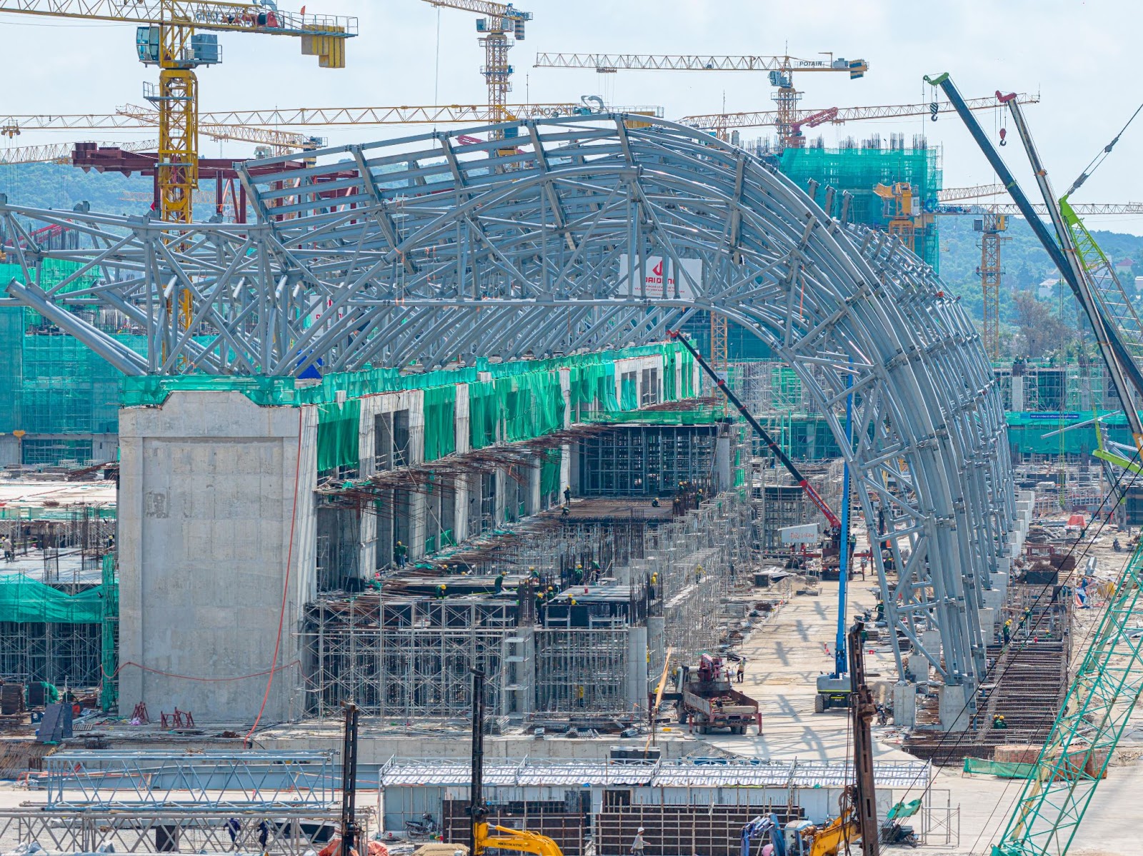  Hơn 2.500 công nhân ngày đêm làm việc 3 ca trên công trường Trung tâm Hội nghị APEC. 