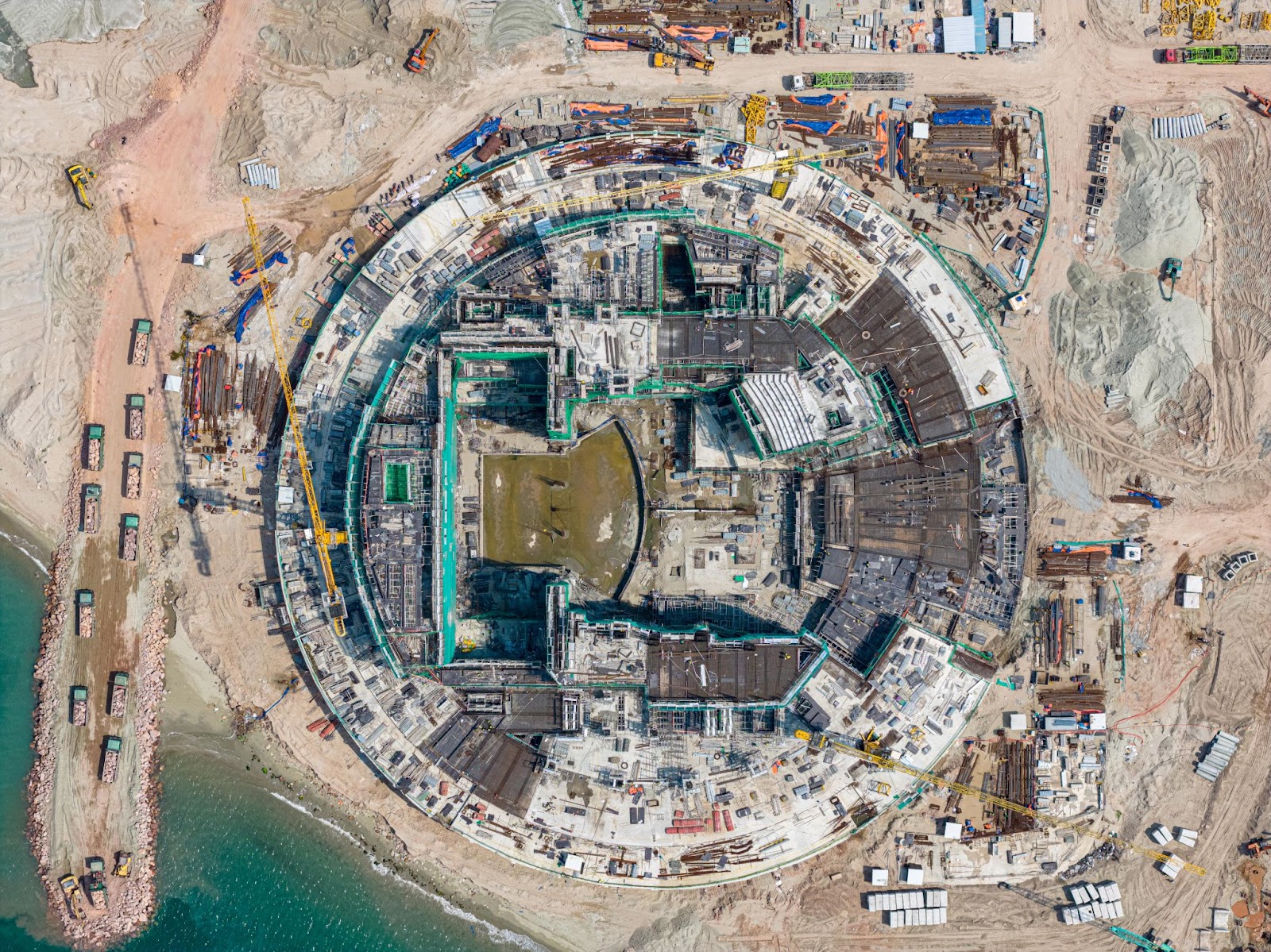  Từ trên cao có thể thấy nhà biểu diễn đa năng đang được xây dựng đến từng chi tiết sân khấu, khán đài. 