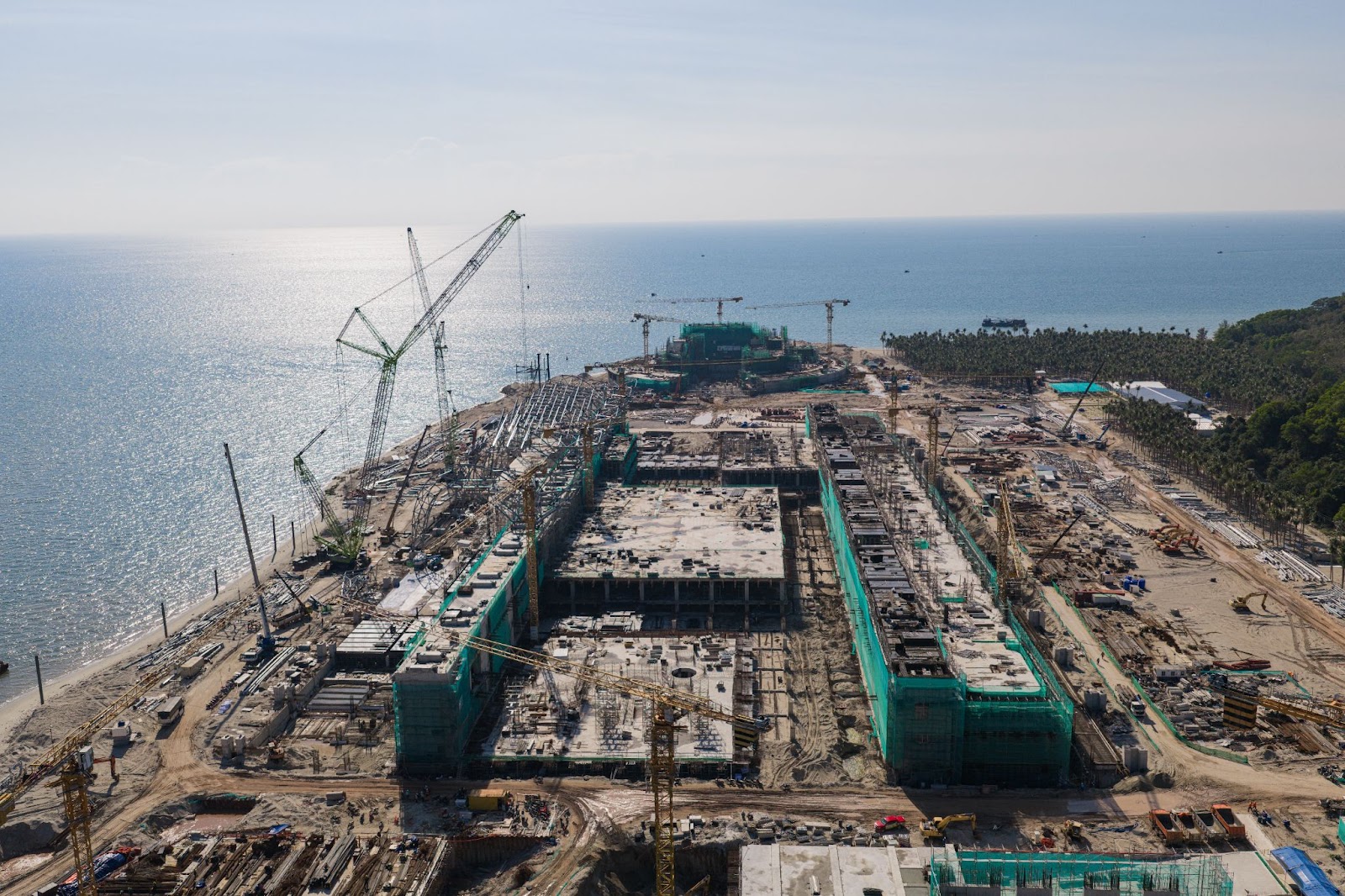  Trung tâm Hội nghị và Triển lãm APEC đang được thi công thần tốc, hoàn thiện kết cấu thép và lắp đặt nhịp mái số 12. 