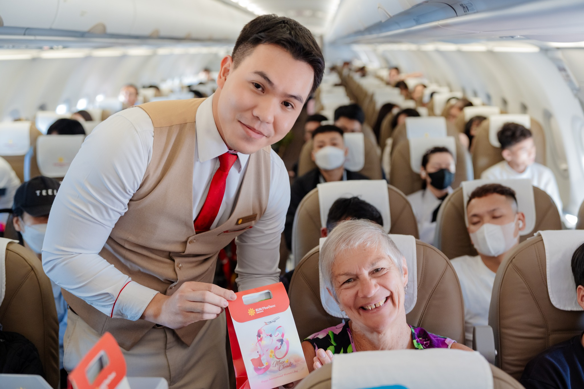Hành khách nhận món quà bất ngờ của từ tiếp viên trong dịp đặc biệt
