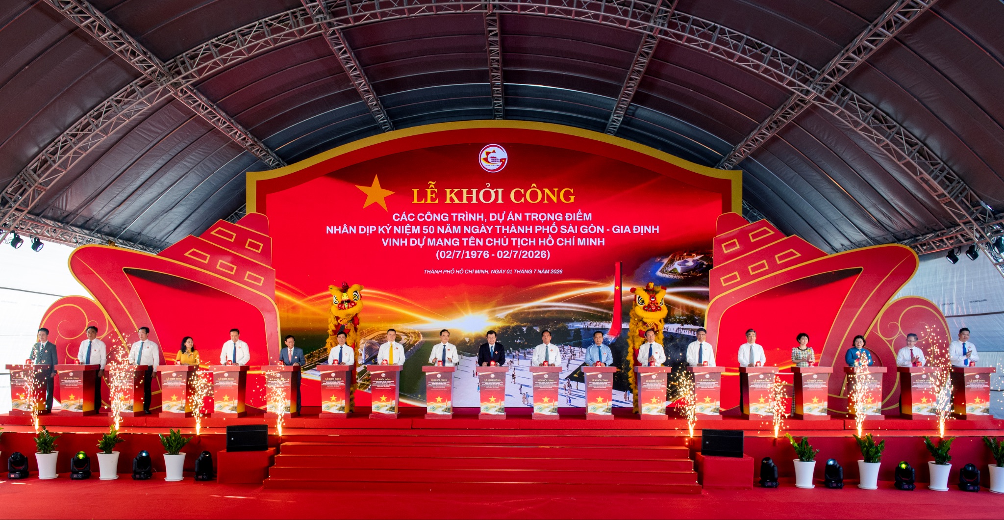 Các đại biểu bấm nút chính thức khởi công loạt công trình, dự án trọng điểm nhân dịp kỷ niệm 50 năm Ngày Thành phố Sài Gòn - Gia Định vinh dự mang tên Chủ tịch Hồ Chí Minh sáng ngày 1/7
