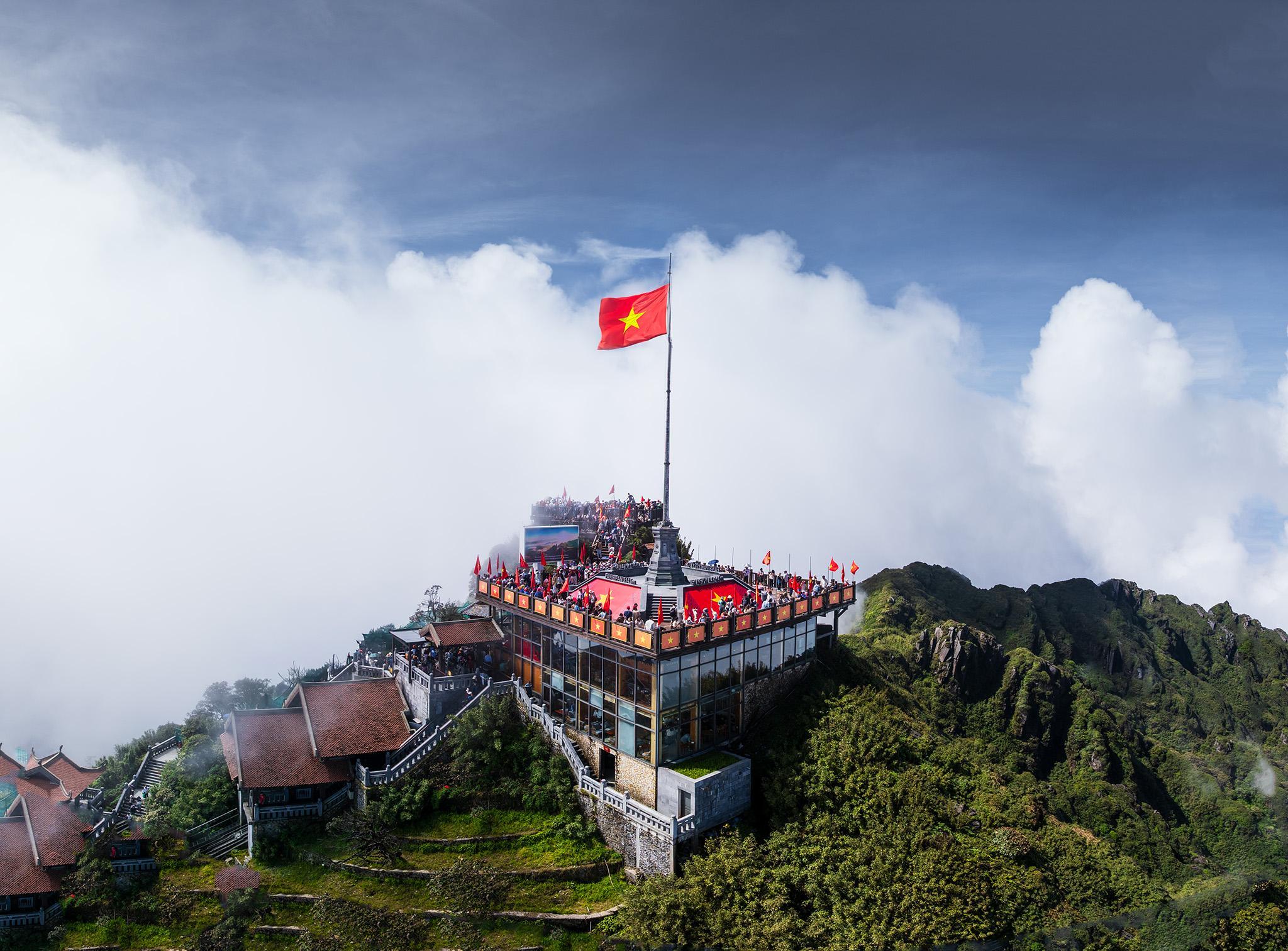 Đến với Sun World Fansipan Legend, du khách có thể chiêm bái quần thể văn hóa tâm linh trên đỉnh Fansipan ở độ cao 3.14 m.
