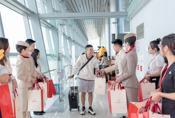 Du khách nhận quà tặng từ hãng