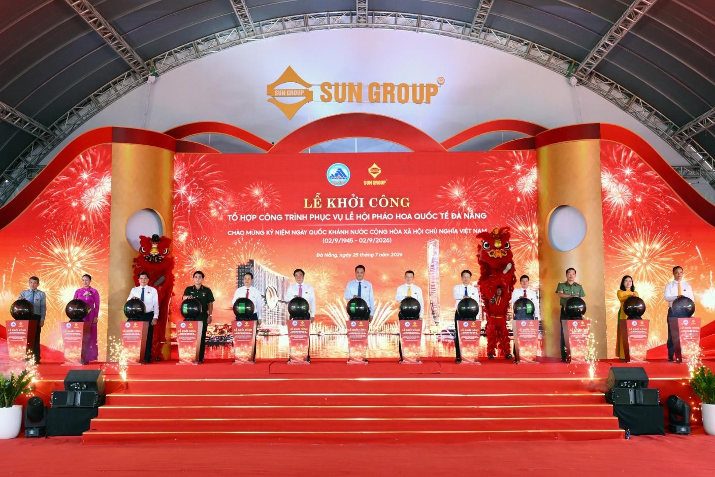  Sun Galaxy Complex được khởi công vào sáng 25/7, được kỳ vọng trở thành không gian của các lễ hội, sự kiện và show diễn đẳng cấp quốc tế quanh năm bên sông Hàn.