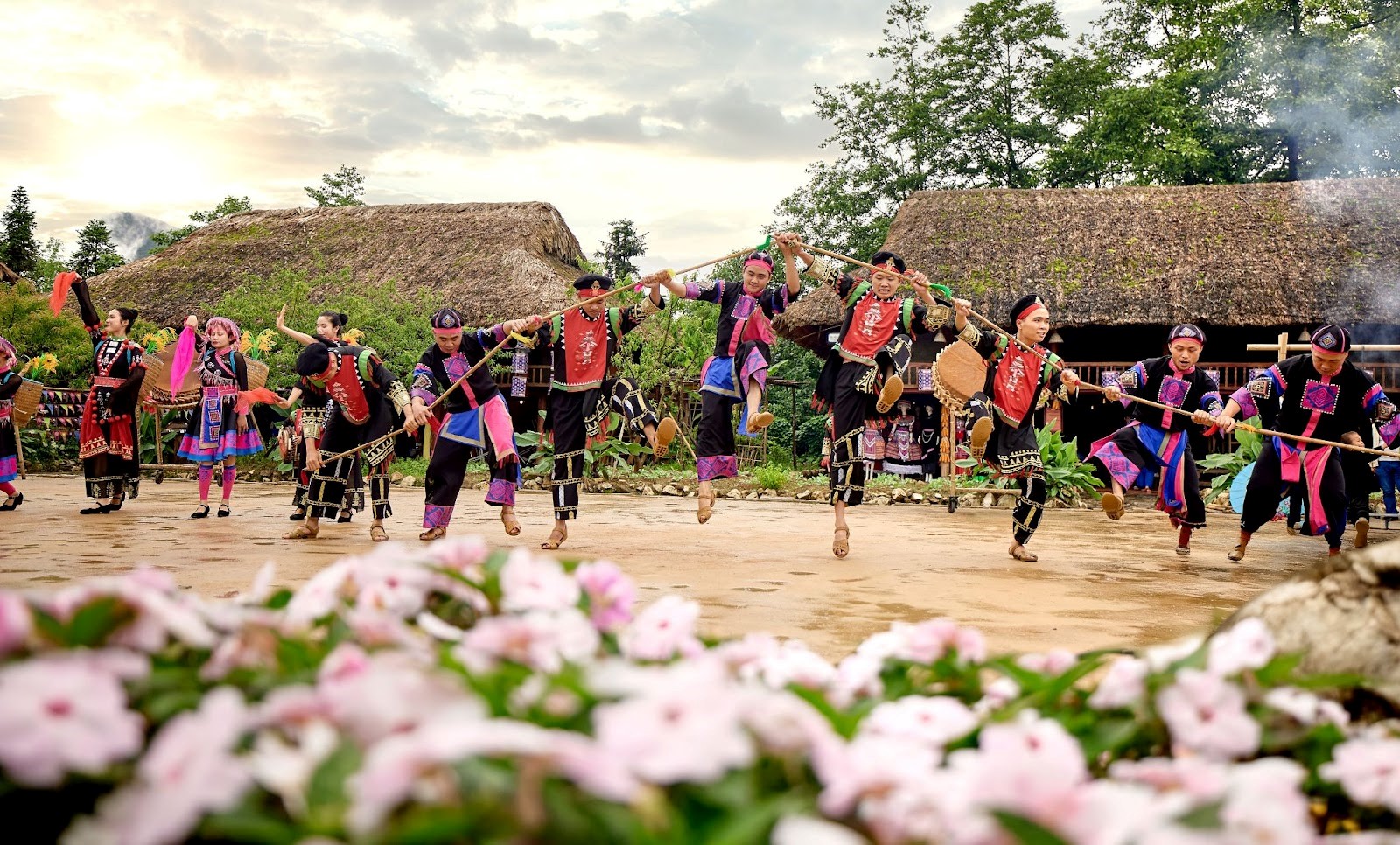  Show "Đỉnh thiêng du ký" mở ra hành trình khám phá đỉnh thiêng Fansipan bằng không gian phiên chợ vùng cao sống động tại Bản Mây.