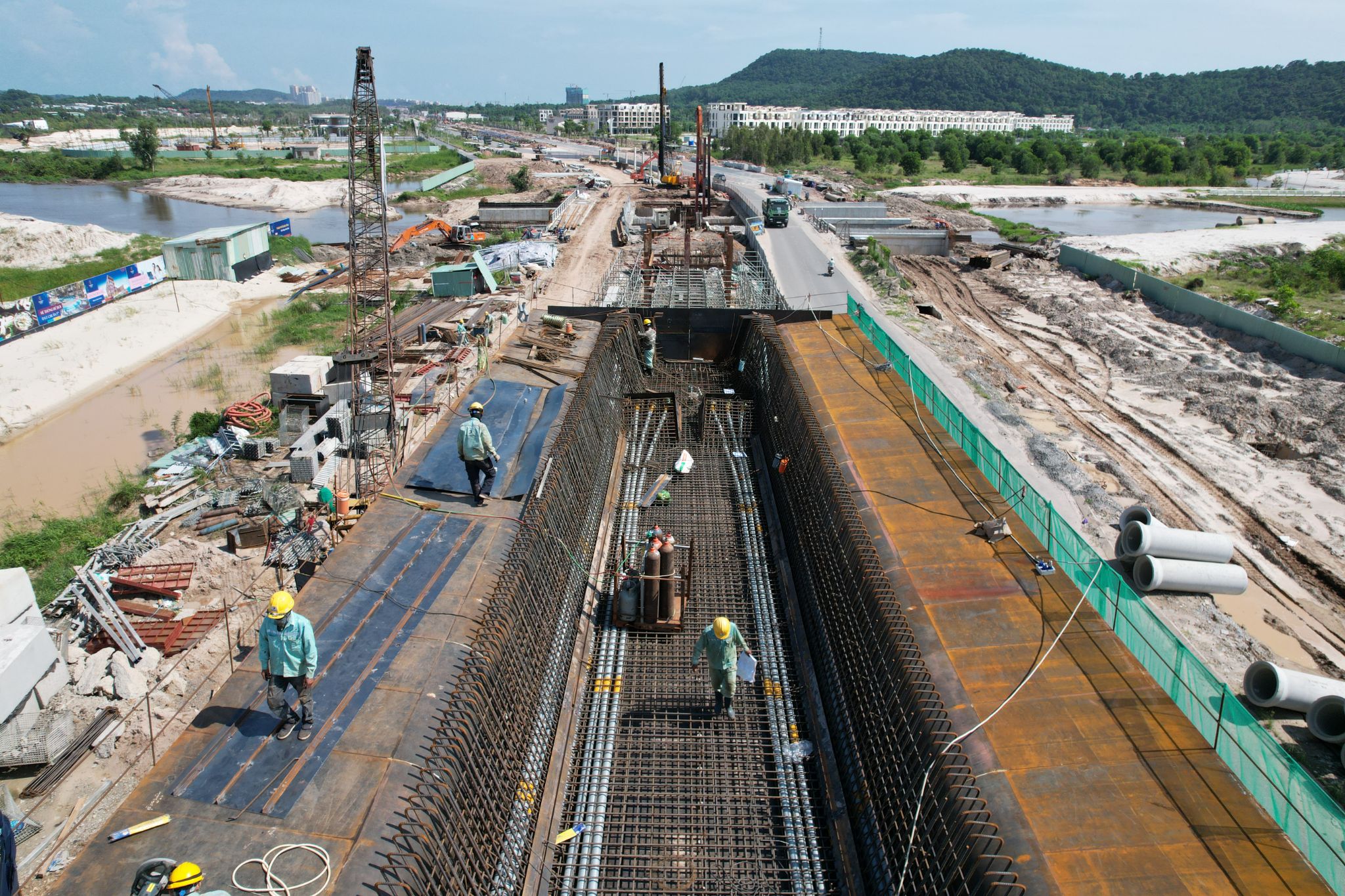 Tuyến LRT nỗ lực hướng tới cột mốc lắp đường ray từ cuối tháng 8/2026.