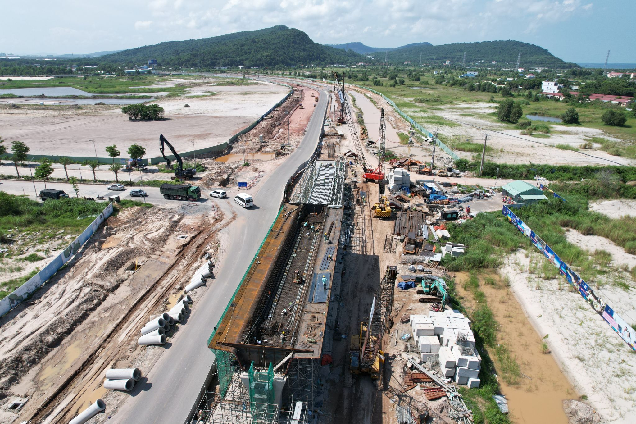 Tuyến LRT tăng tốc thi công cầu, hầm và nền đường phục vụ hạ tầng APEC 2027.