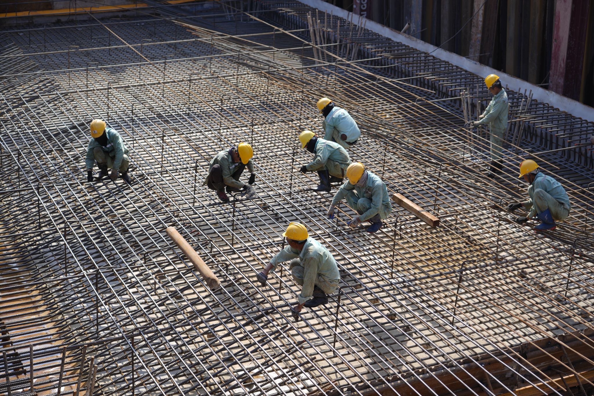 Công nhân duy trì làm việc trên công trường dưới thời tiết nắng nóng.