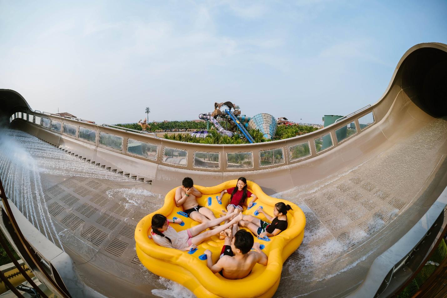 Tổ hợp giải trí Sun World Sam Son hấp dẫn du khách dịp hè.