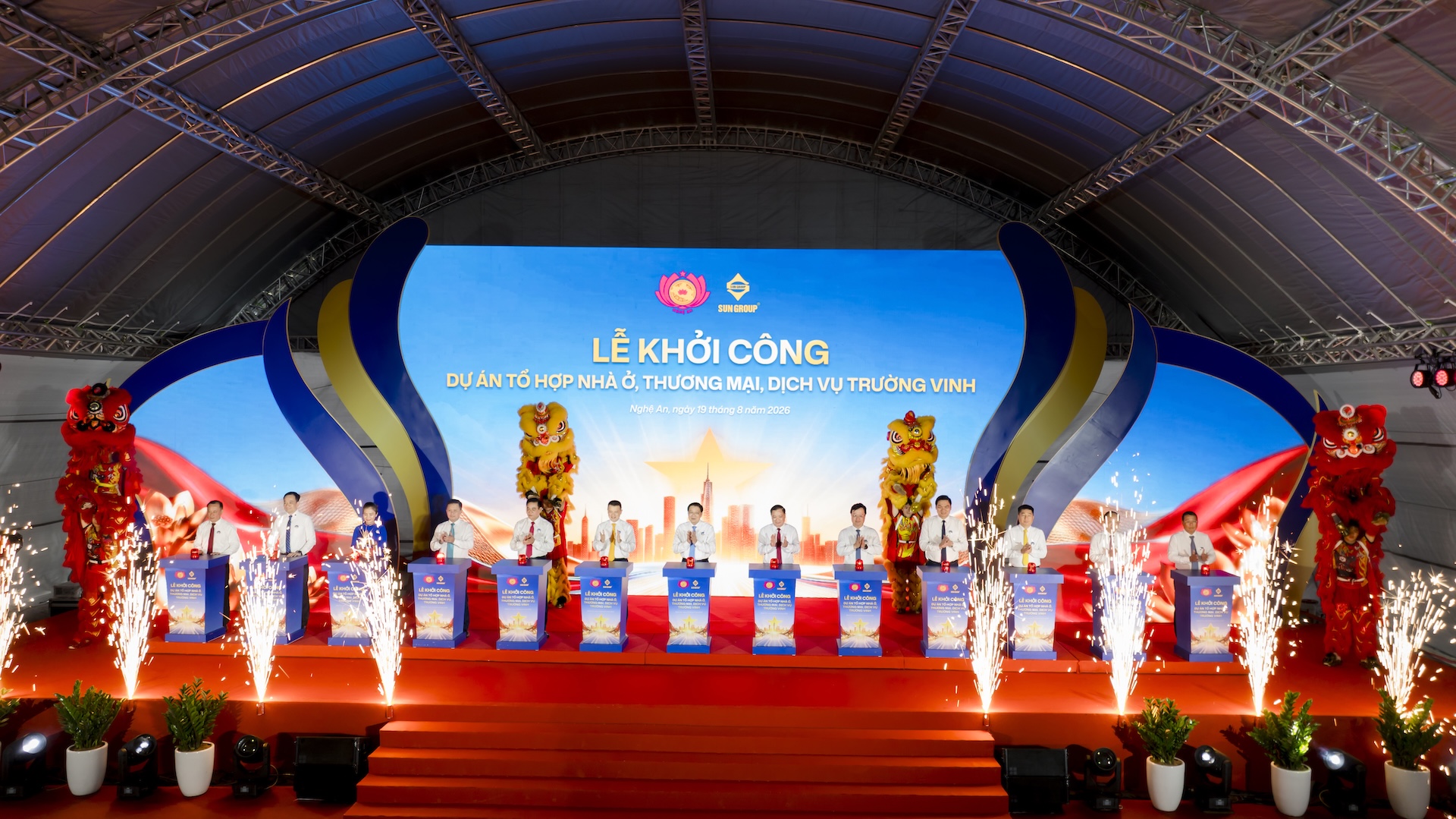 Các đại biểu thực hiện nghi thức khởi công Tổ hợp nhà ở, thương mại dịch vụ Trường Vinh quy mô gần 9.000 tỷ đồng sáng 19/8.