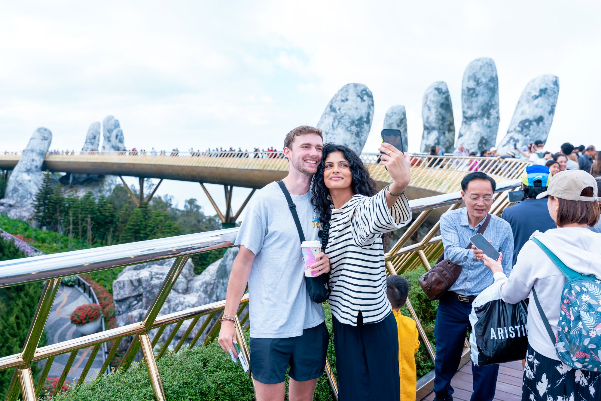  Nụ cười rạng rỡ của du khách năm châu du lịch tại Sun World Ba Na Hills