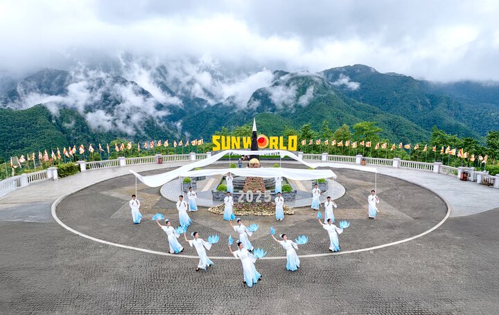 Show diễn Đỉnh thiêng du ký