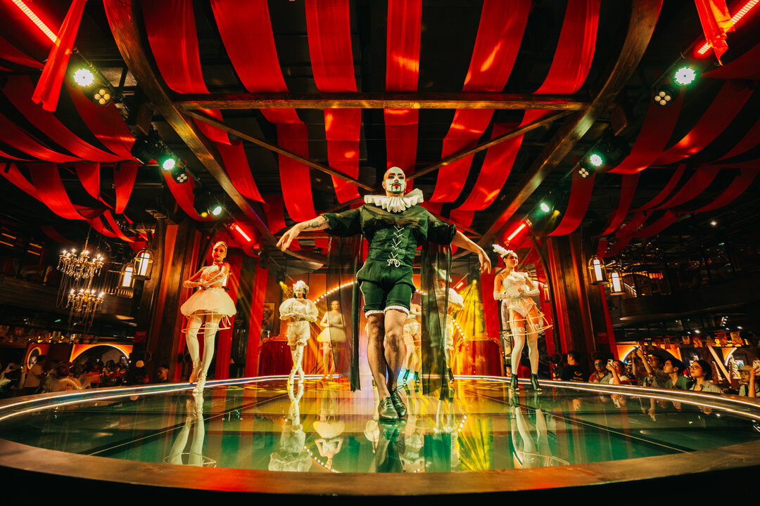 Show diễn After Glow