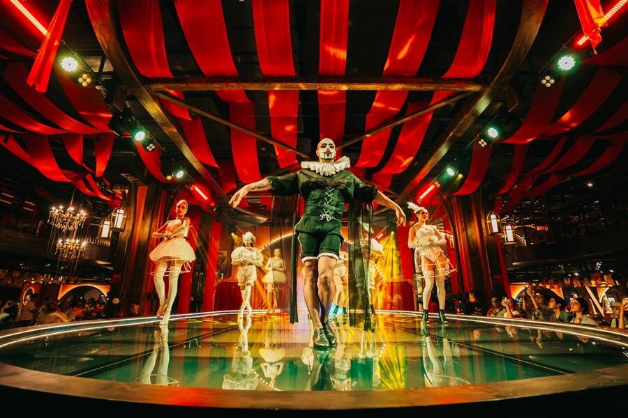 Show diễn After Glow