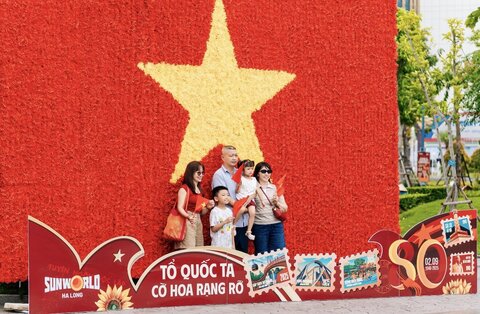 Du khách đổ về Bãi Cháy ngắm pháo hoa, ‘săn’ khoảnh khắc rực rỡ cờ hoa dịp lễ 2/9