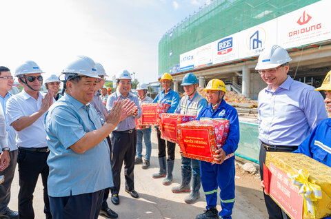 Deputy Prime Minister Nguyen Chi Dung visits and wishes Tet at the APEC 2027 construction site in Phu Quoc early this spring.