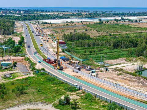 What's special about the LRT train line invested by Sun Group in Phu Quoc to serve APEC 2027?